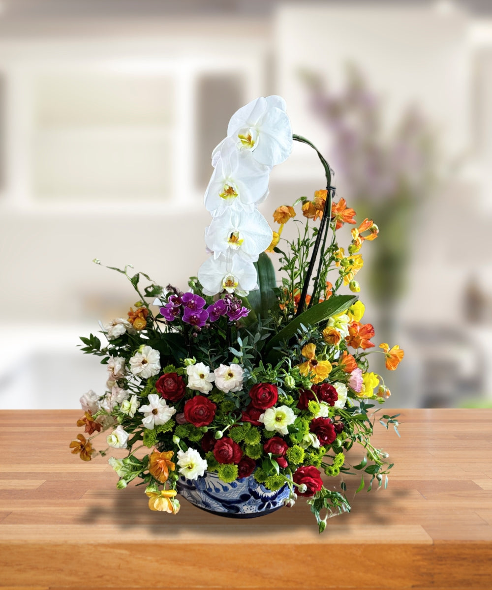 Arreglo de orquídea de cascada con flores de temporada