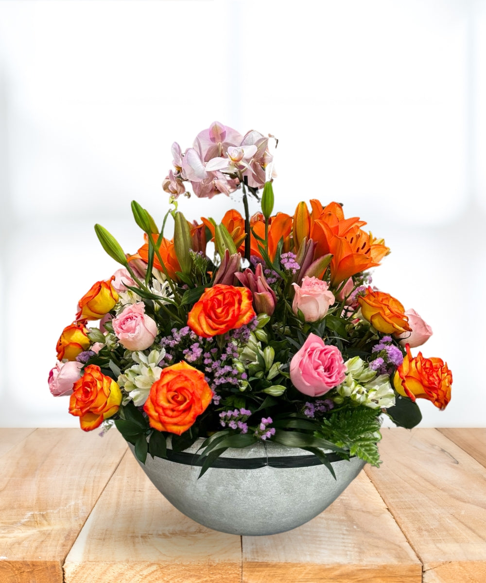 Arreglo primaveral con rosas de colores, lilis y orquídeas