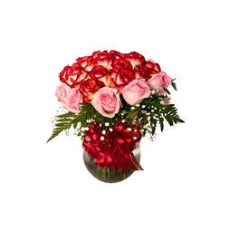 Florero de vidrio con rosas de colores