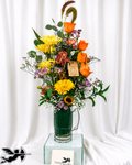 Tarro de cerveza con flores primaverales
