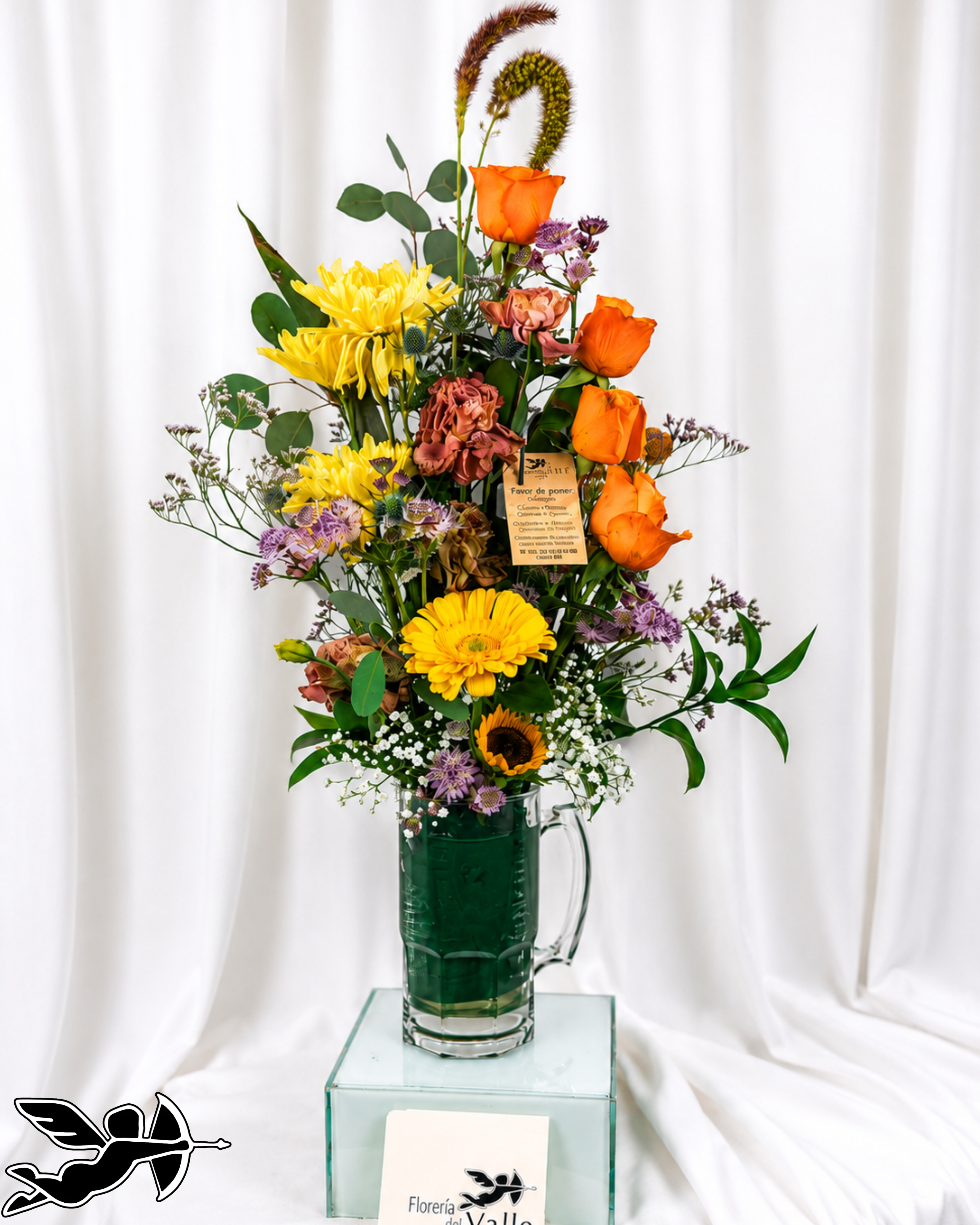 Tarro de cerveza con flores primaverales