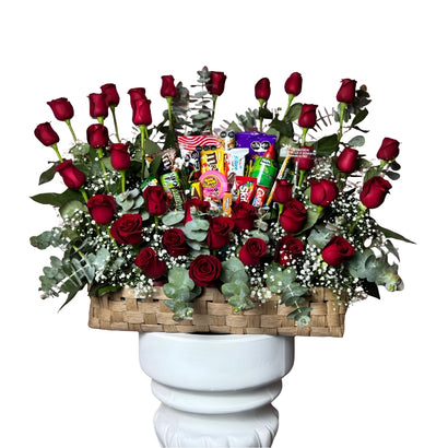 Canasta con rosas y dulces.