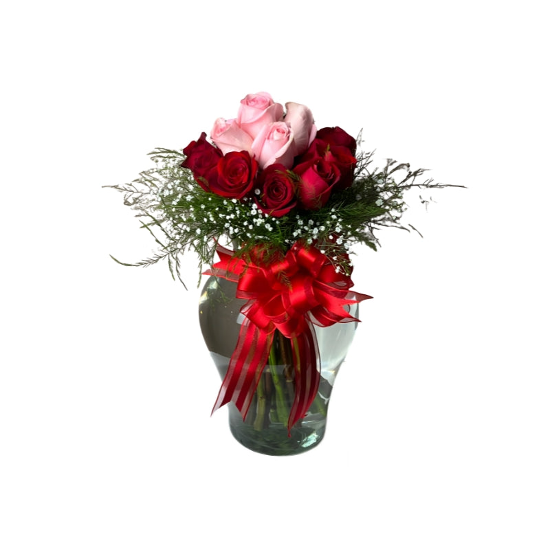 Jarrón de vidrio con rosas de colores