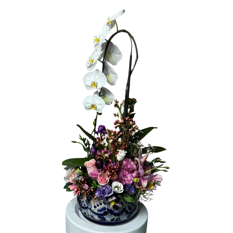 Base de Talavera con orquídea de cascada y flores mixtas