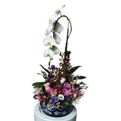 Base de Talavera con orquídea de cascada y flores mixtas