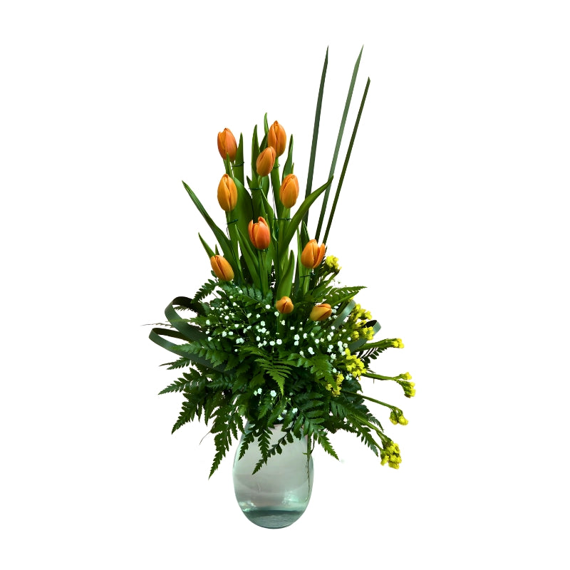 Arreglo tulipanes en florero de vidrio