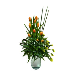 Arreglo tulipanes en florero de vidrio
