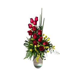 Florero de vidrio con rosas rojas