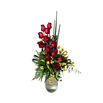 Florero de vidrio con rosas rojas