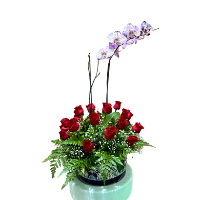 Quesera talavera mediana con orquidea y rosas rojas