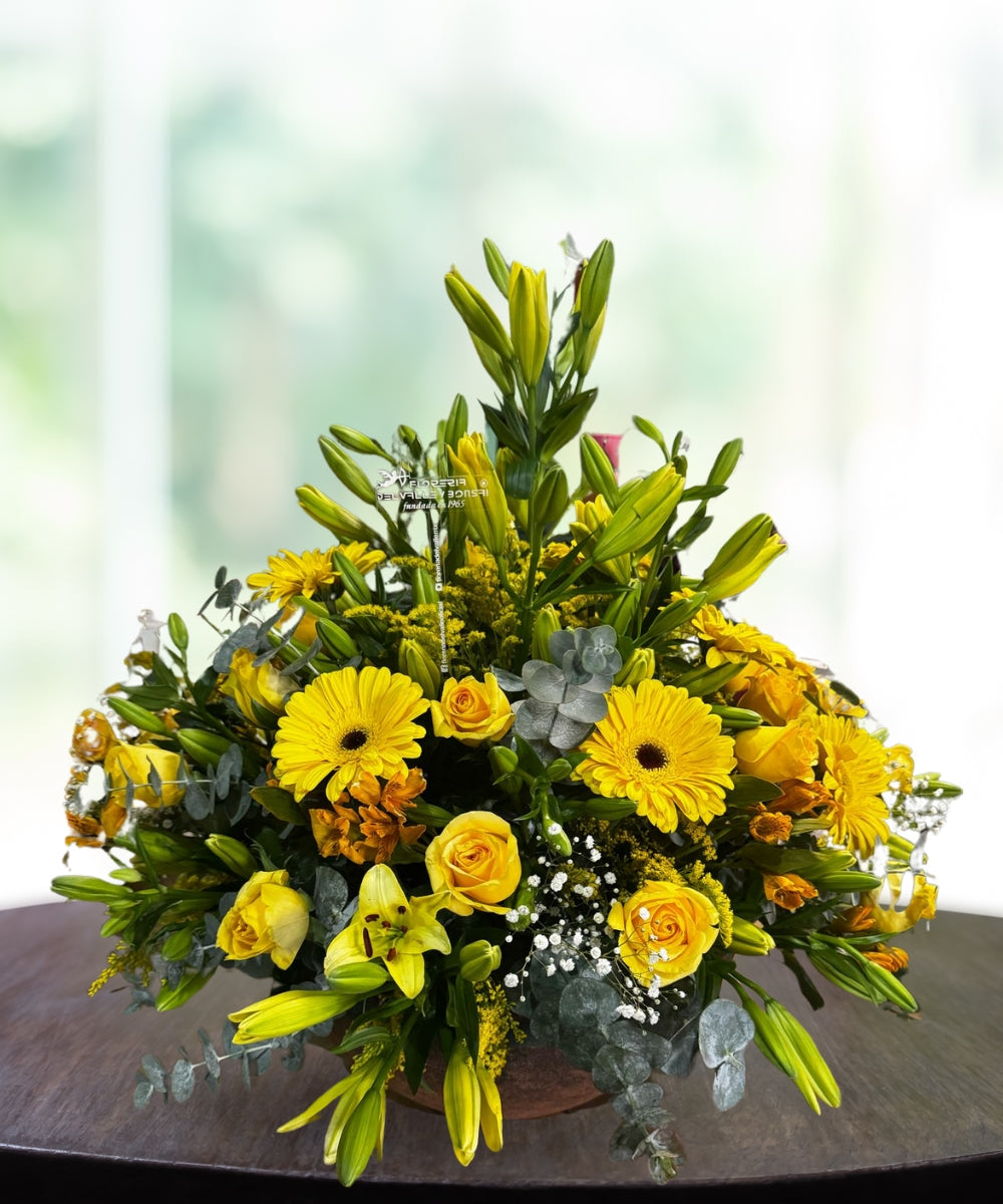 Canasta mediana con rosas, lilis y gerberas