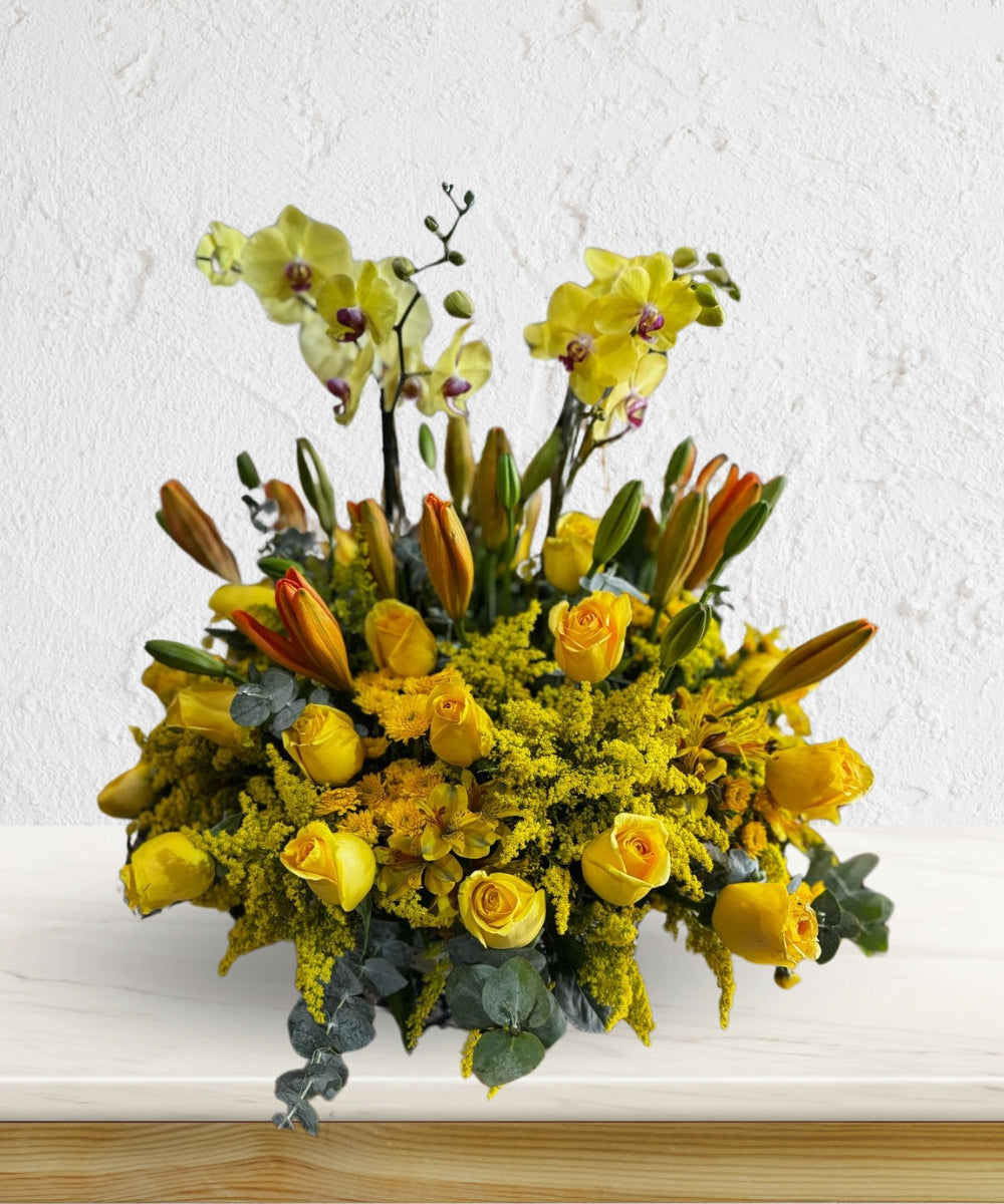 Base de Talavera con orquídeas, rosas y lilis