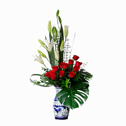 Florero Estilizado Talavera con Rosas y Casablanca