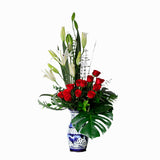 Florero Estilizado Talavera con Rosas y Casablanca