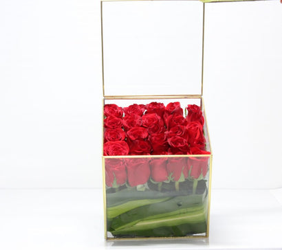 Detalle de cristal con rosas rojas